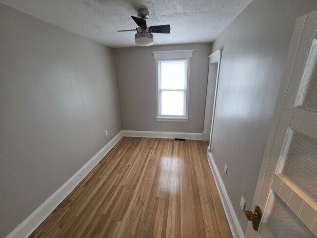 Building Photo - AVAILABLE Immediately!- 3 Bed 2 Bath Single family home!