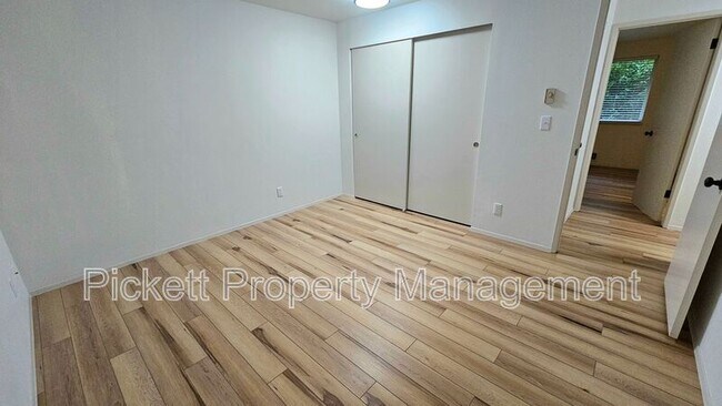 Building Photo - 6449 Lewis NE Dr