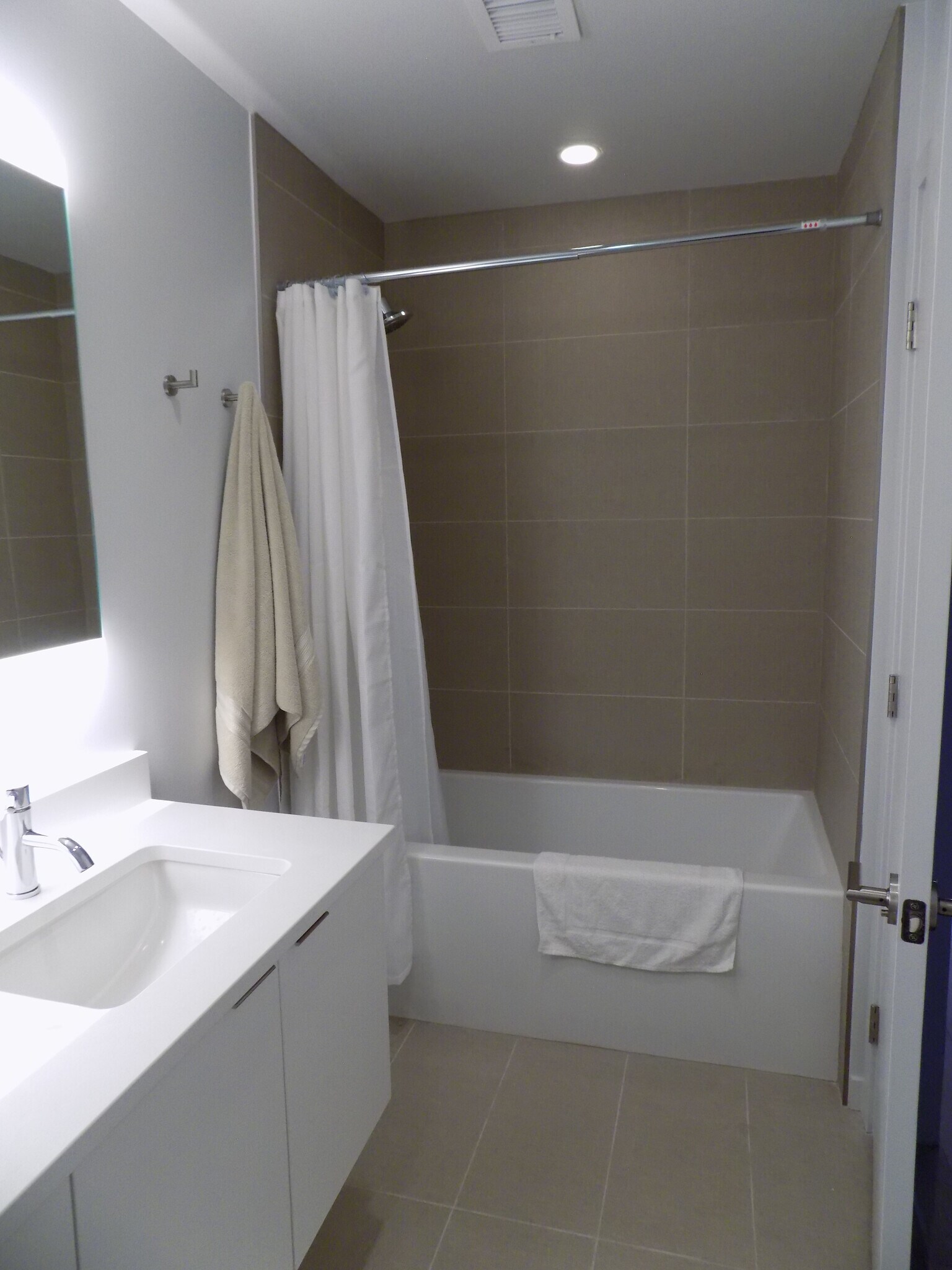 Lighted Vanity / Large Tub - 1300 N Ogden St