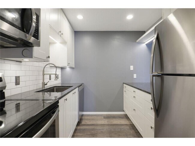 Building Photo - 35 Nathan Ln N