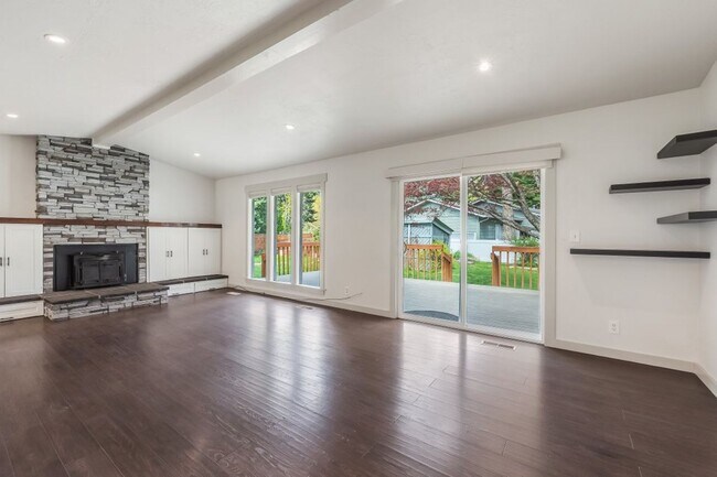 Building Photo - Emerald Estates 4 bed 2 bath with fenced yard