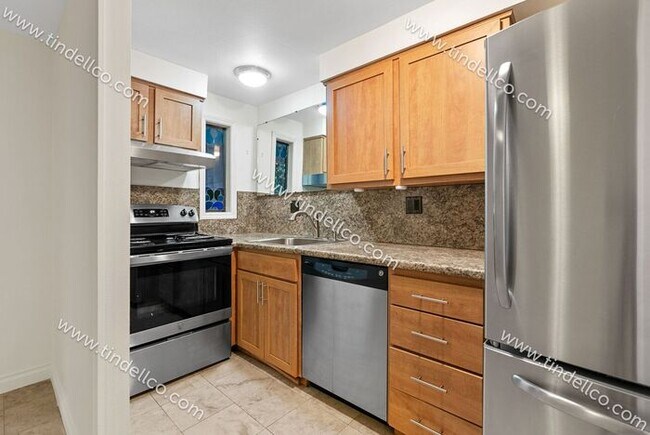 Building Photo - Updated, Spacious 2 Bedroom, Pet Friendly ...