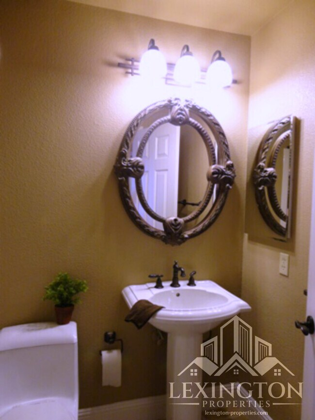 Building Photo - Spacious, single-story, 3bd-2ba Home located in Folsom's desirable Natoma Station community!