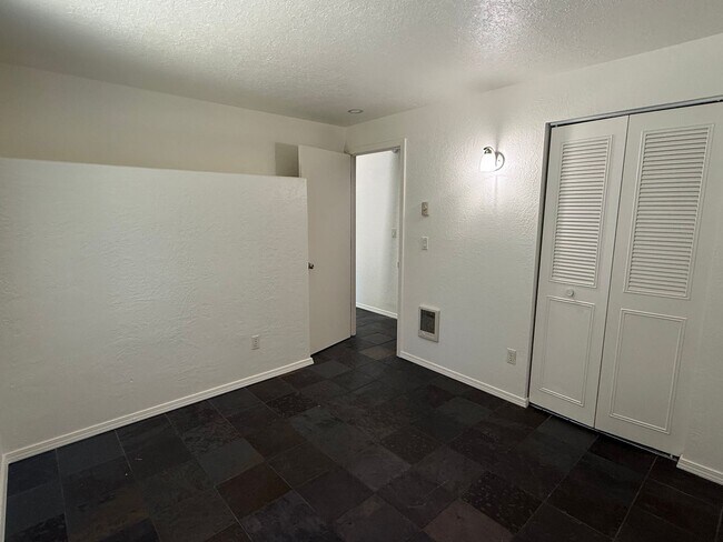 Building Photo - Cozy Condo in NE Bend!