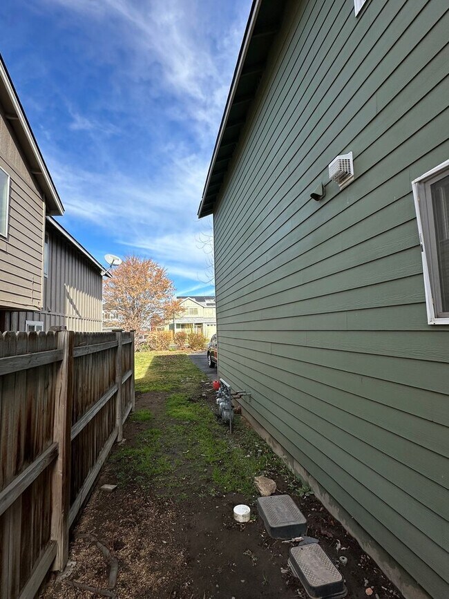 Building Photo - Juniper Ave 4-Plex (Juniper Prop.) - 02900-JUNI-00