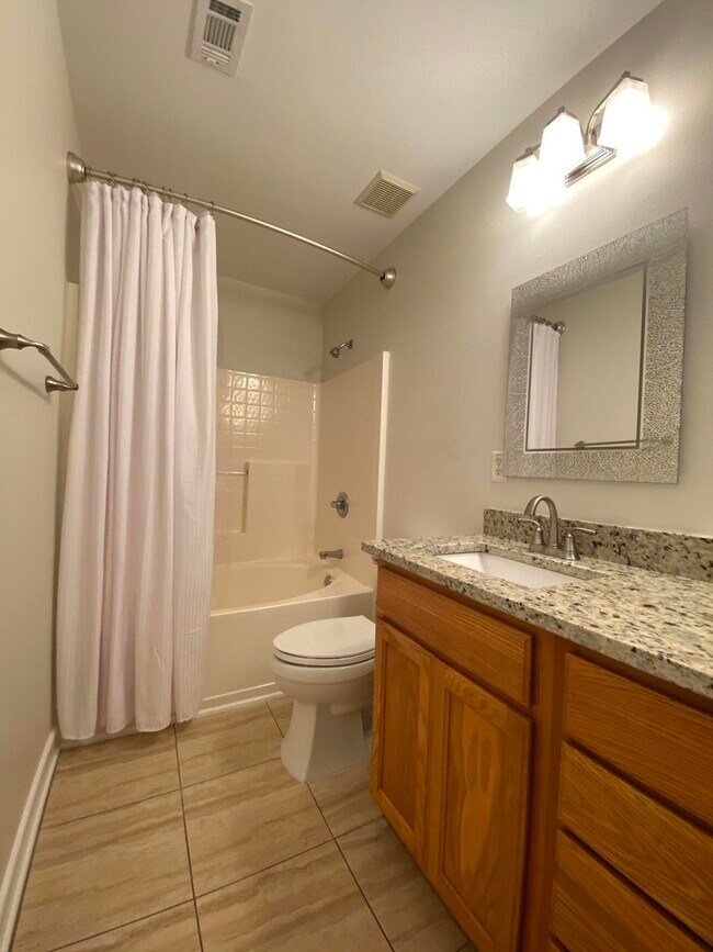 Building Photo - 417 Twin Lakes Ln