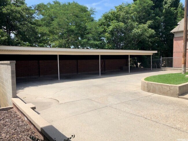 Building Photo - 704 S Orch Dr
