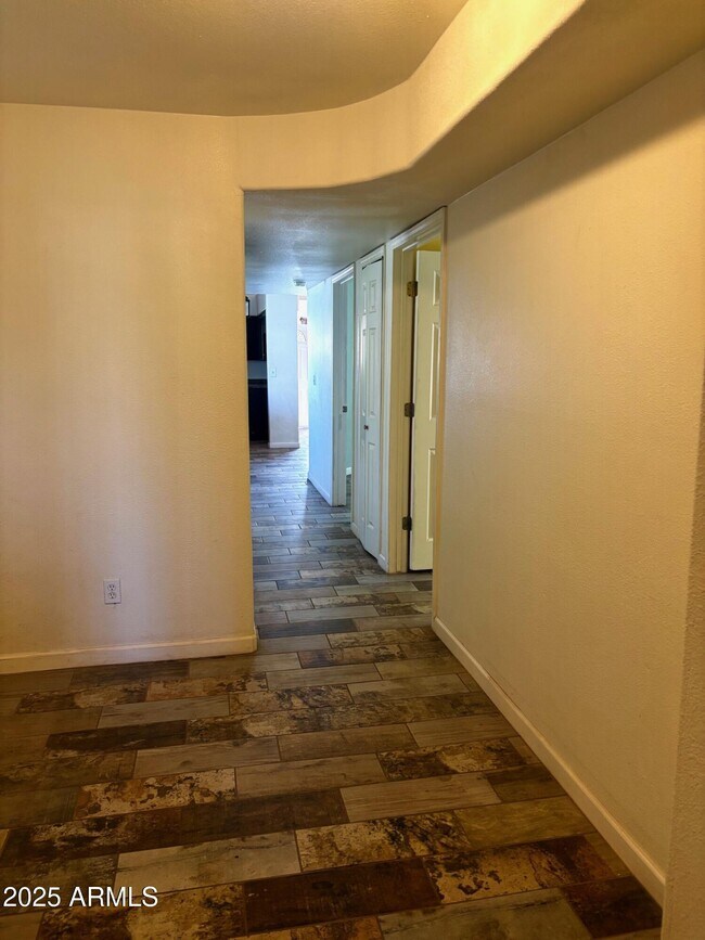 Building Photo - 814 E 13th St