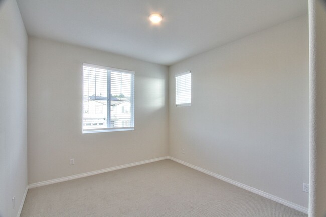 Building Photo - 5 BEDROOMS SOLAR AUDIE MURPHY RANCH