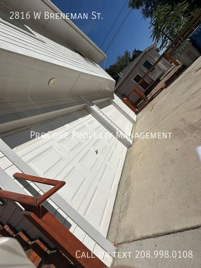 Building Photo - Charming Upper Unit Studio – Fully Furnish...