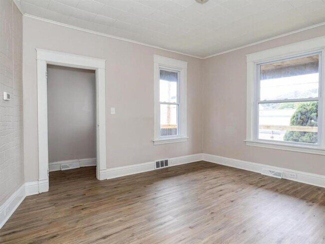 Building Photo - 2 bedroom House New Brighton
