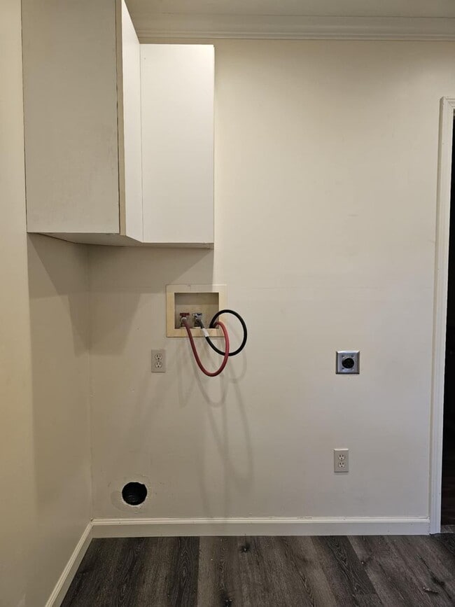 Building Photo - One Bedroom near BGSU Campus