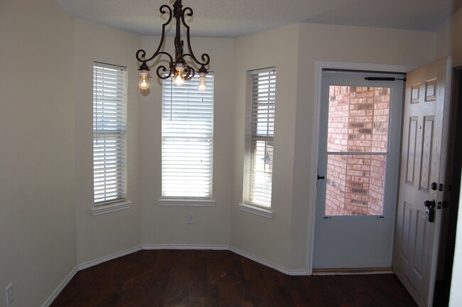 Building Photo - Stylish 3/2/2 Home with Fireplace and Cove...