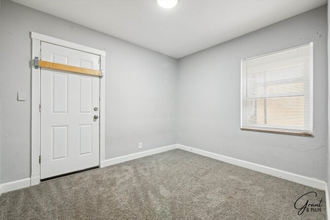 Building Photo - 3 bedroom bungalow $1500