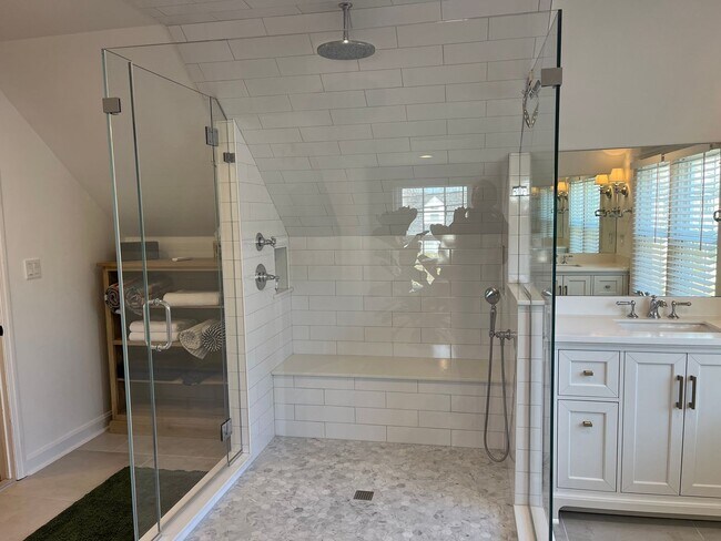 Building Photo - 3 Bedroom 2 Bath Furnished House Near Southport