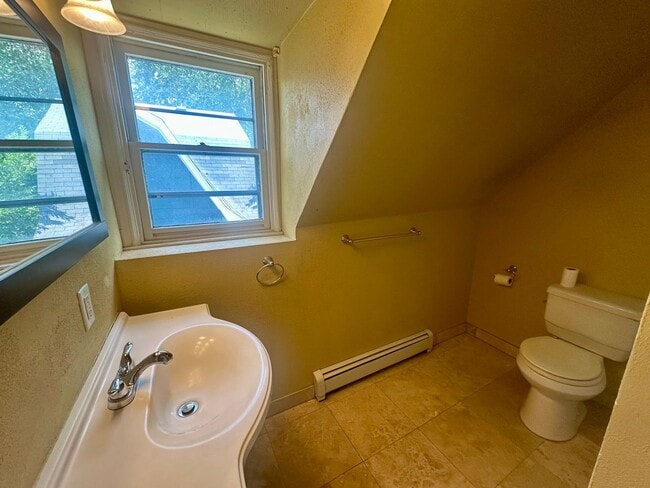 Building Photo - Charming 3 Bedroom Single Family Home Avai...