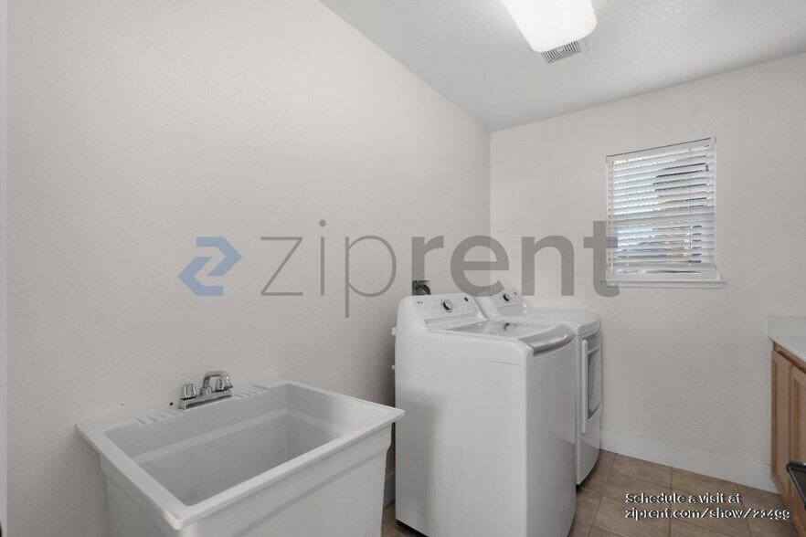 Building Photo - Unit