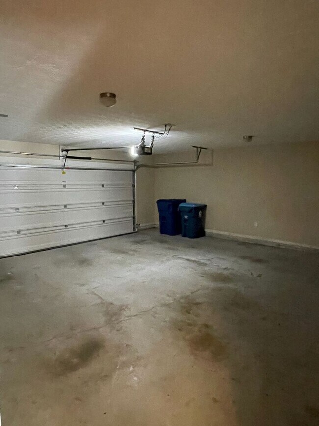 Building Photo - Relax in your spacious home deep in the Watson Grove subdivision