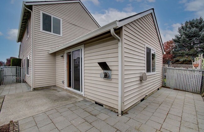 Building Photo - Welcome to this charming 2 bedroom, 2 bath...