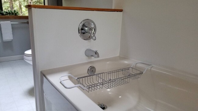 Building Photo - 1881 Cliff Rd