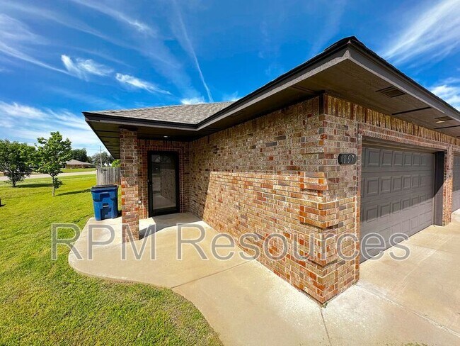 Building Photo - 167 Bison Ct Way