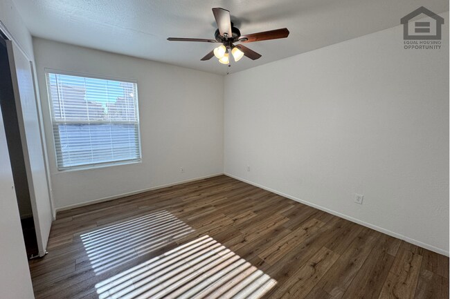 Building Photo - 2Bed/2Bath Apartment at 52nd St/Oak St! Ready for Immediate Move-In – GROUND FLOOR UNIT!