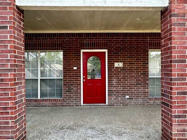 Building Photo - 4/4 Duplex in the Baylor Bubble!