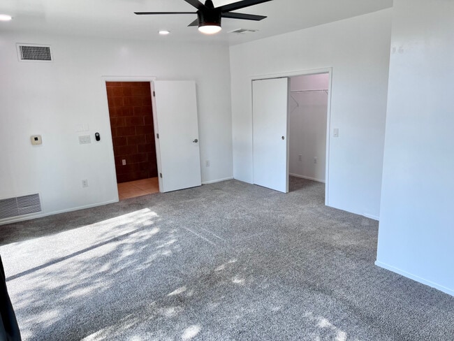 Building Photo - 378 S Farmer Ave
