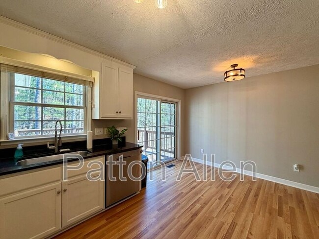 Building Photo - 689 New Haw Creek Rd