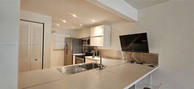 Building Photo - 9450 Poinciana Pl