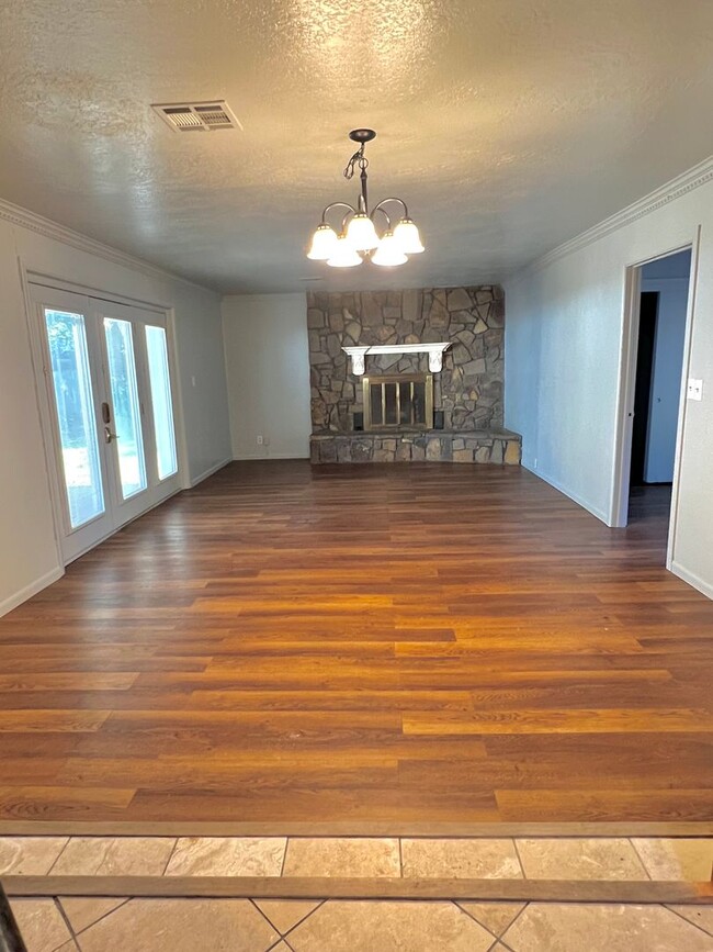 Building Photo - Remodeled Central Norman 3-bed 2-bath 2 Li...