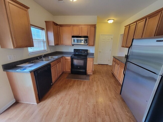 Building Photo - 4 bed, 2.5 Bath Home Available in Chartwel...