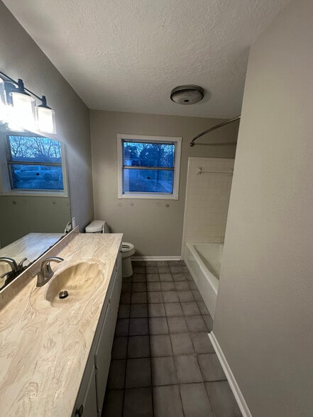 Building Photo - 1829 Azalea St