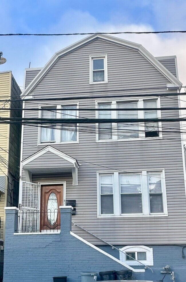 Primary Photo - 258 Winfield Ave