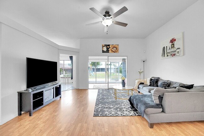 Building Photo - 333 SW Dwight Ave