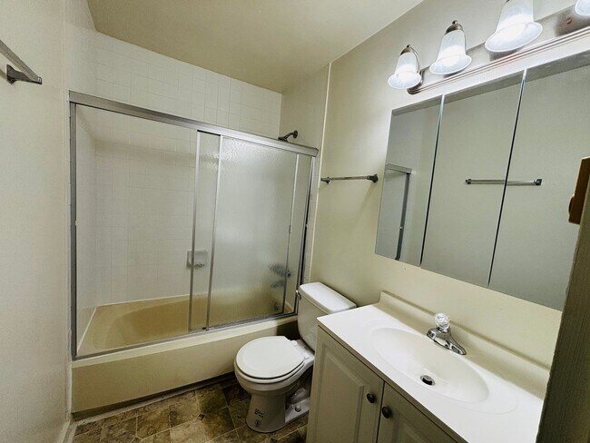 Building Photo - 653 Village Ln