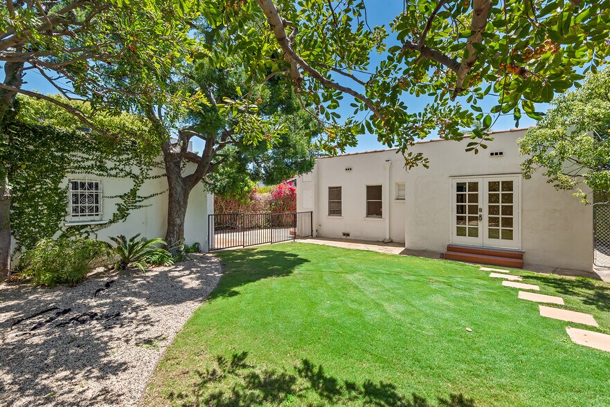 Building Photo - 10733 Wellworth Ave