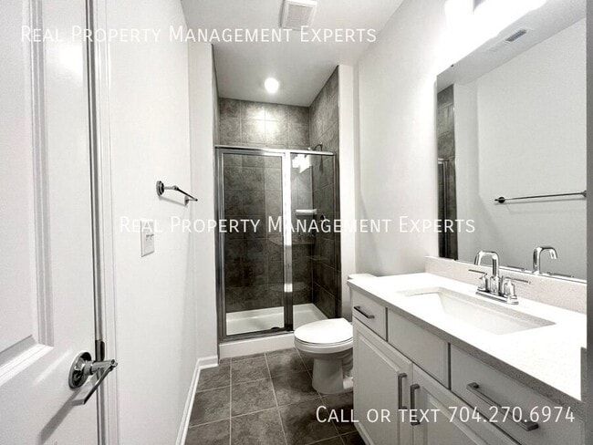 Building Photo - 211 Tamala St