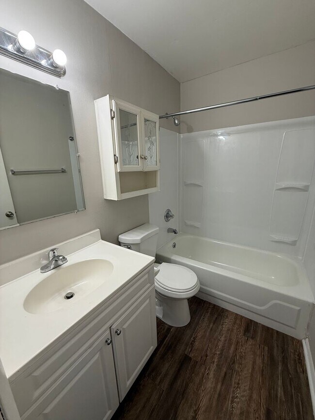 Building Photo - 4601 Lakeside Dr