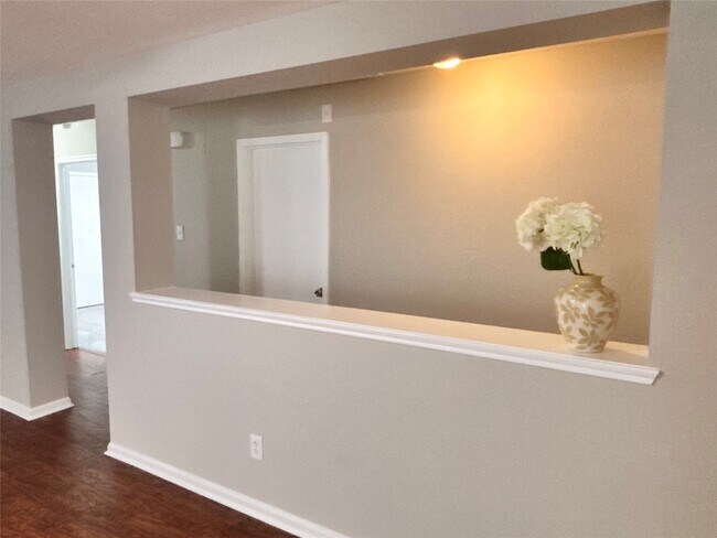 Building Photo - 8134 Sanders Forest Ct