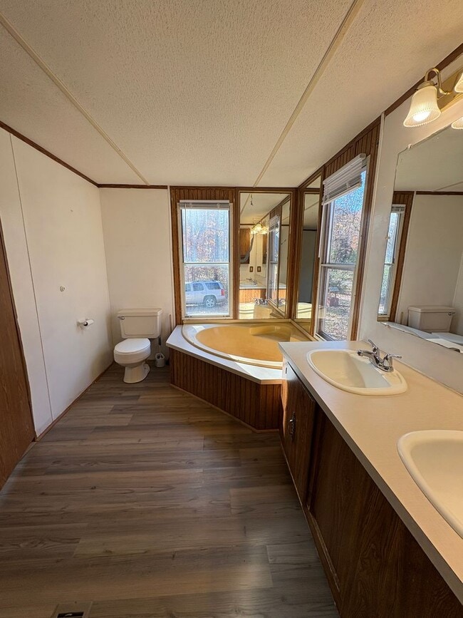 Building Photo - Spacious singlewide on private lot!