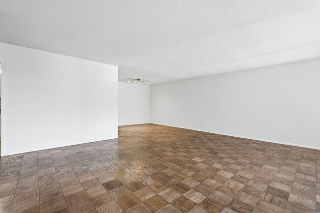 Building Photo - Sun-Filled 1BR/1.5BA with Garage Parking in The Willoughby!