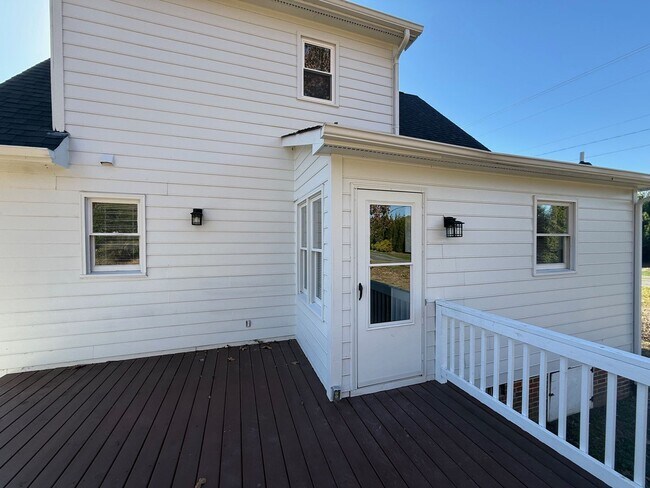 Building Photo - Three bedroom, 2 bath house in Elon