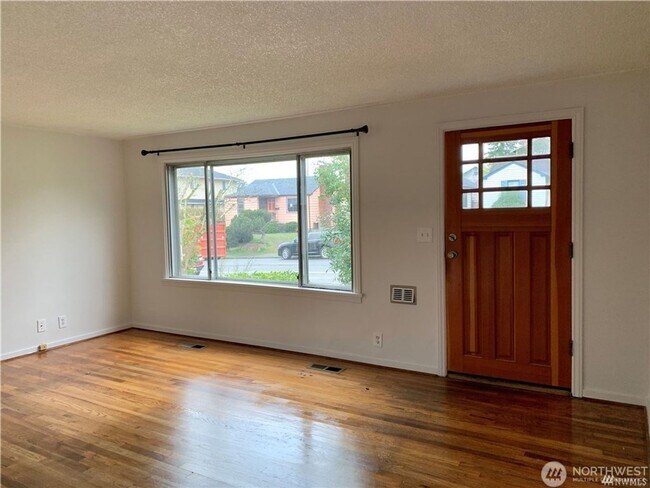 Building Photo - 2bd/1ba Seattle Home