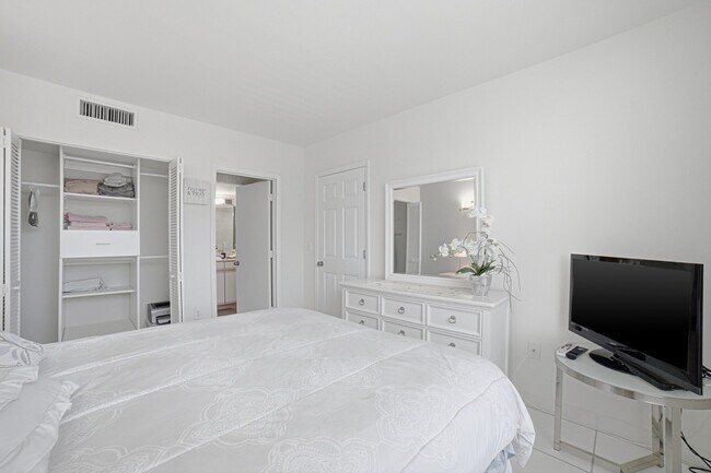 Building Photo - 3450 S Ocean Blvd