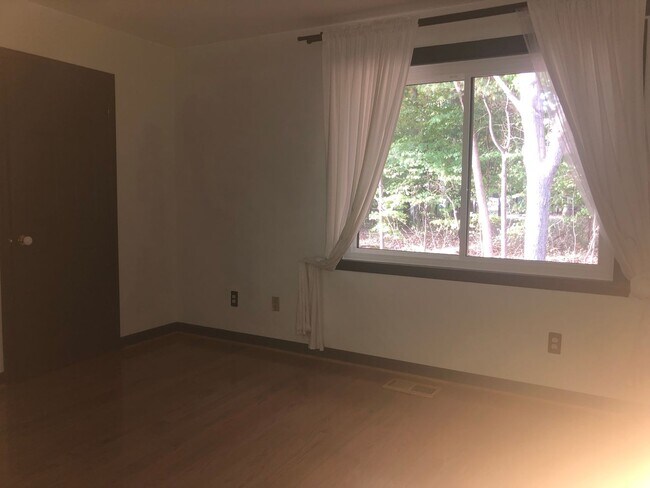 Building Photo - Well Maintained & Updated - 3 BR - Reston Metro