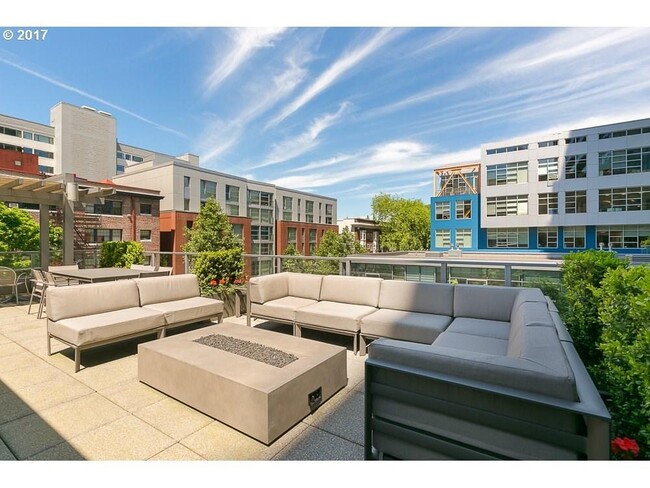 community rooftop patio - 1221 SW 10th Ave