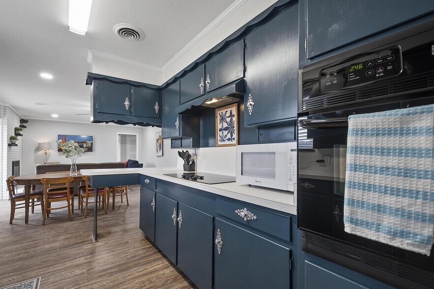 Building Photo - Bright & spacious 6-bedroom retreat in Benbrook