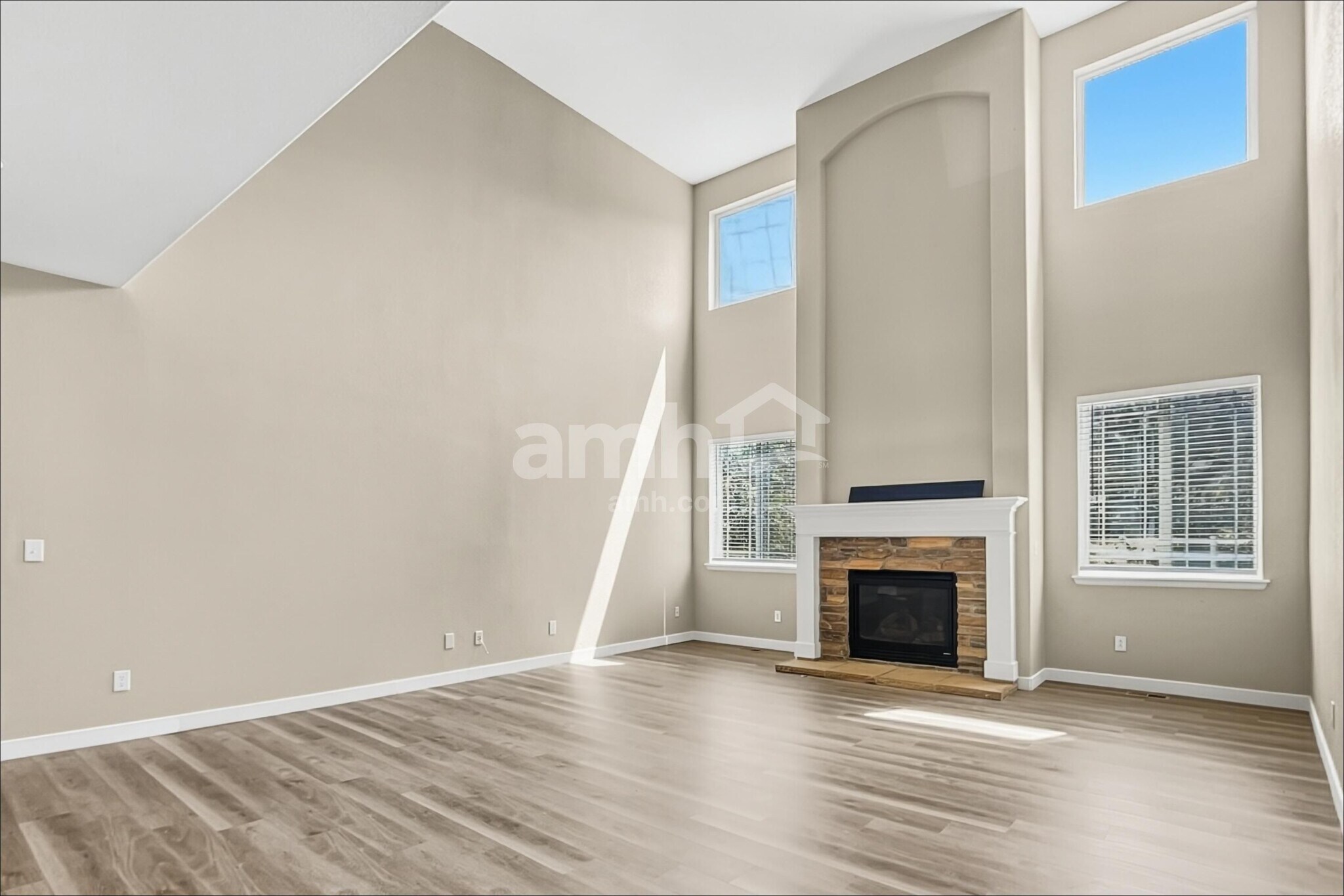 Building Photo - 1556 S Catawba Cir