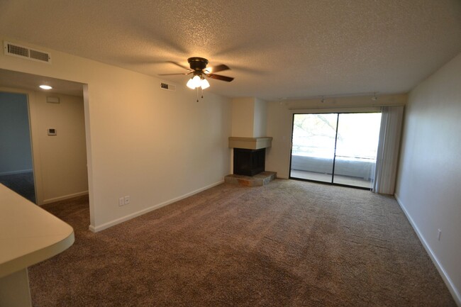 Building Photo - 2 Bed 1 Bath Condo with Mountain Views and...